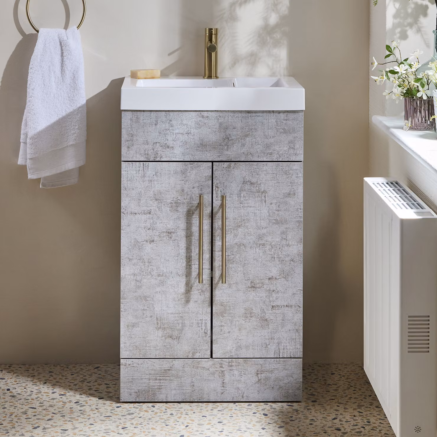 Mobile Bagno a Terra Grigio Cemento da 500mm con Lavabo e Maniglie con Barra a T in Oro Satinato - Cluo