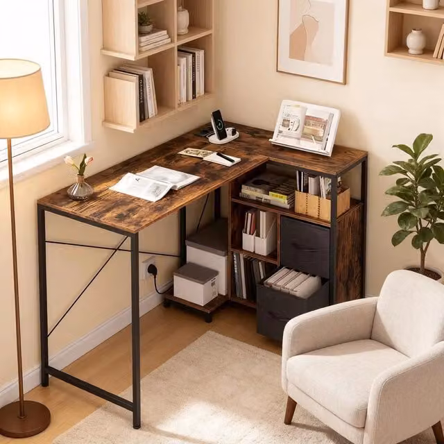 Scrivania angolare reversibile con presa elettrica 3 vani aperti e 2 cassetti in tessuto per ufficio marrone 80 × 120 × 75 cm