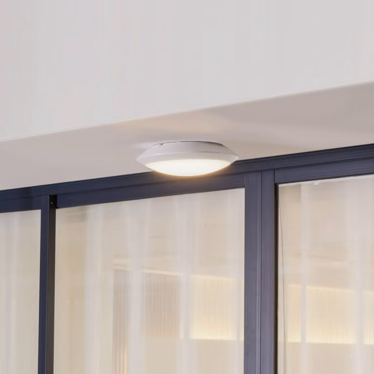 Lindby plafoniera LED da esterni Naira, bianca, sensore, 30 cm, IP65 Naira, Bianco / Opale, Plastica, Moderno, Plafoniere LED