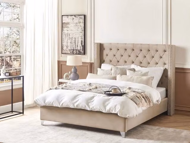 Letto Beliani in velluto beige con poggiatesta trapuntato e borchie, design glamour, L/P/H: 160 x 200 x 142 cm