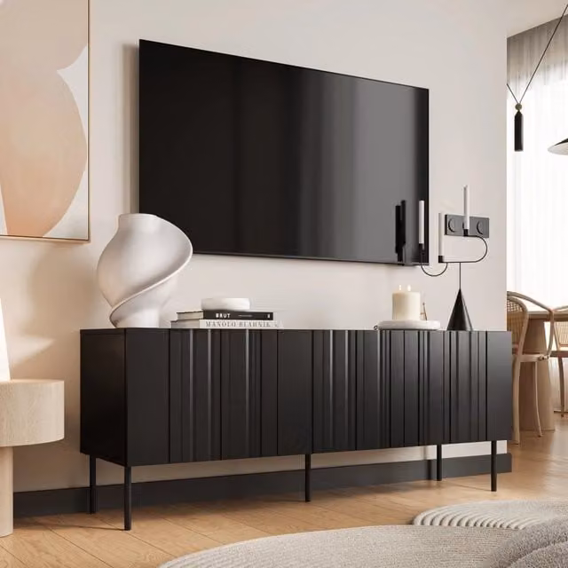 Mobile porta TV DMORA in frassino e MDF nero con tre ante battenti e tre vani interni, design moderno, L 151 x P 42 x H 60 cm – 1