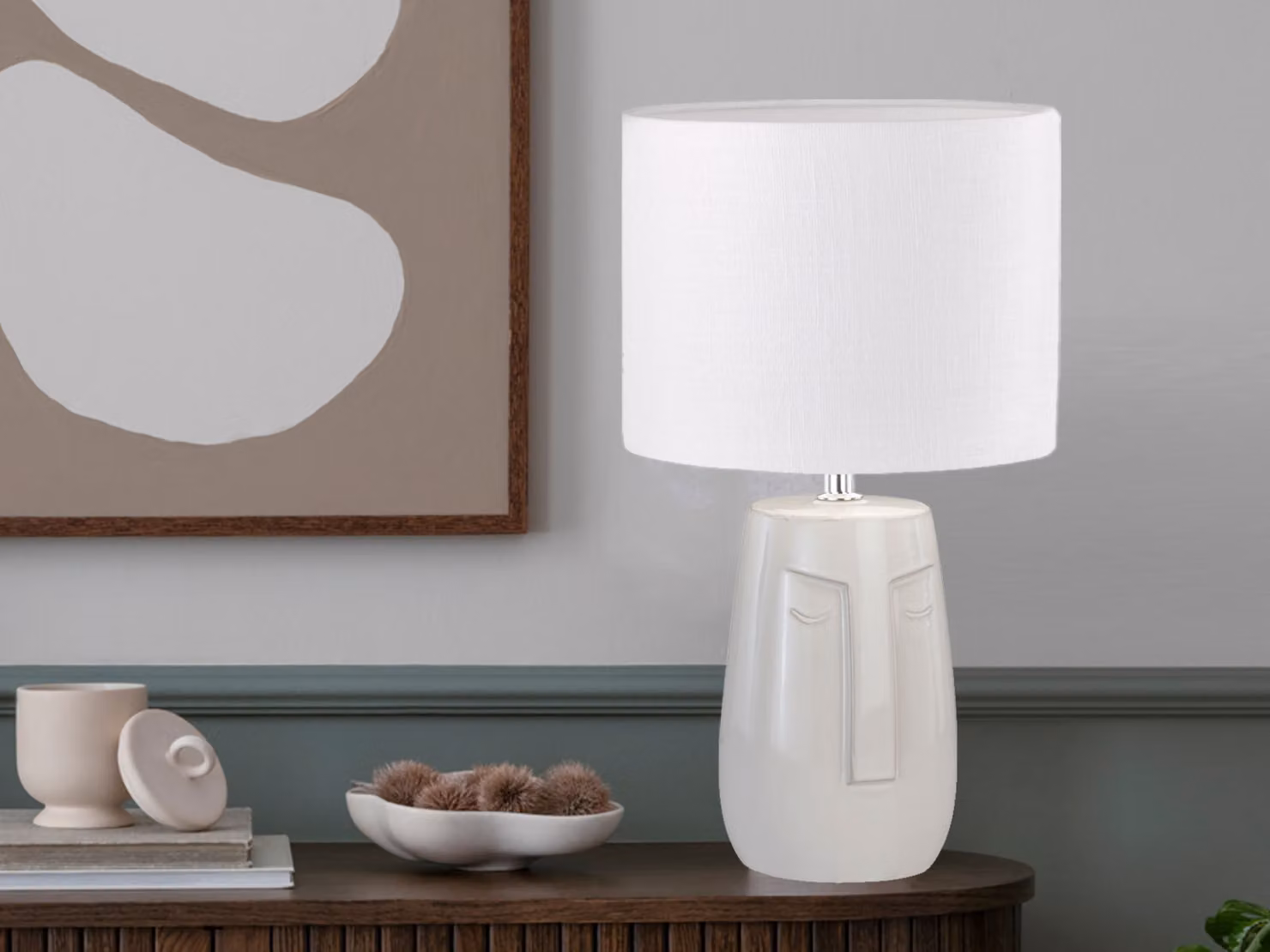 Lampada da tavolo dal design insolito base in Vetroceramica beige e paralume in lino bianco, altezza 39 cm