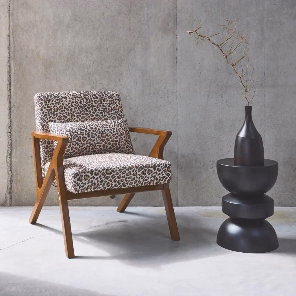 Poltrona lounge scandinava Sweeek con stampa animalier leopardata e struttura in legno, multicolore – 2