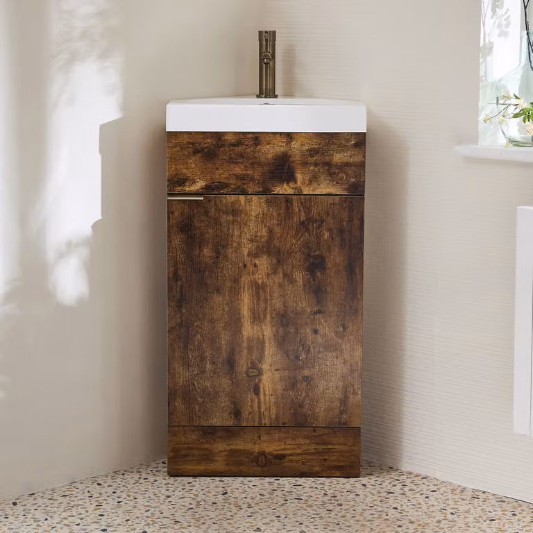 Mobile Bagno a Terra Angolare Rovere Scuro da 450mm con Lavabo e Maniglia con Impugnatura a Dito in Ottone Spazzolato - Cluo