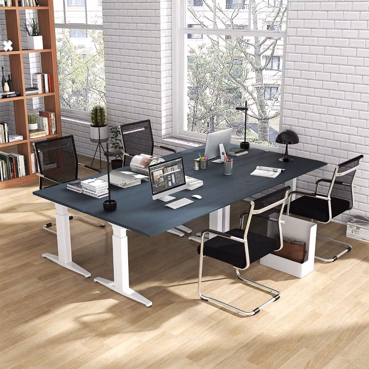 Set ufficio industriale Costway composto da scrivania rettangolare in MDF laminato e 4 sedie da conferenza in rete nere con altezza regolabile