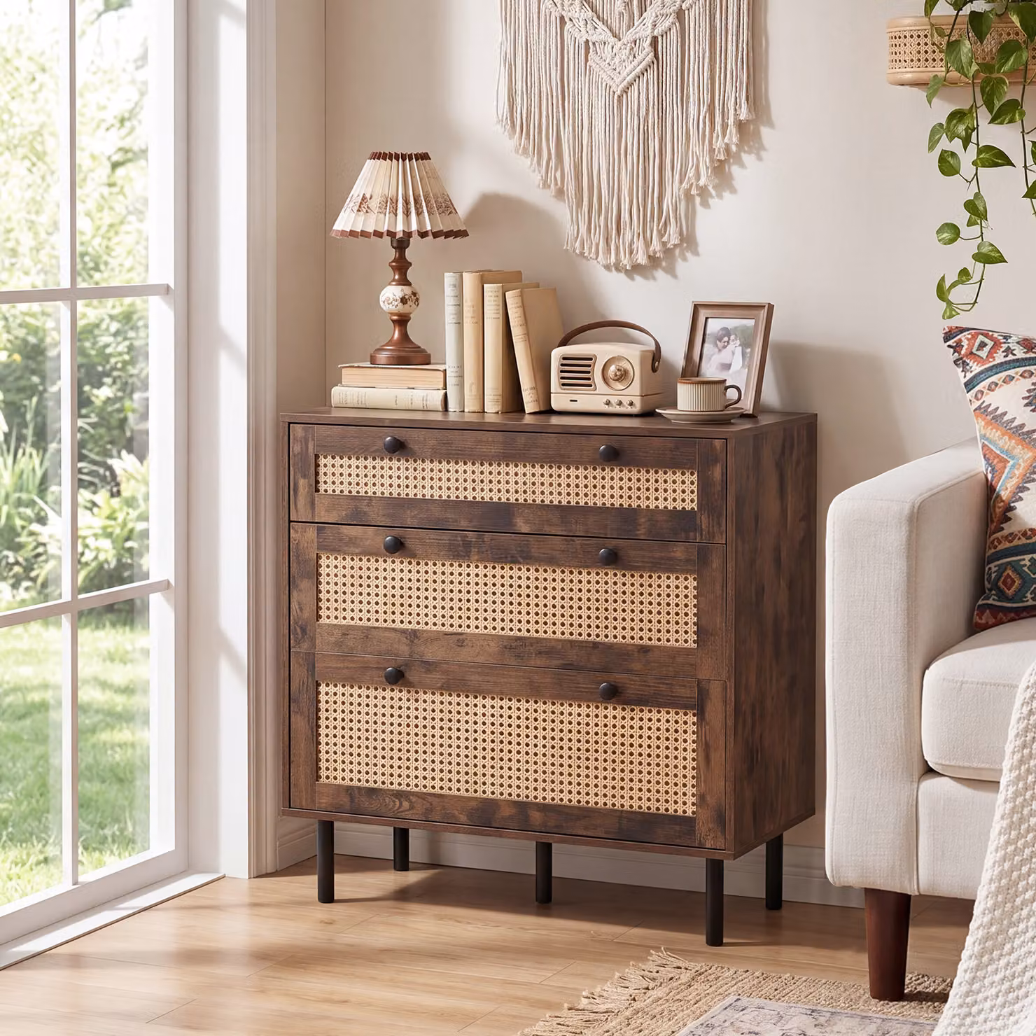 Cassettiera Costway in rattan con 3 cassetti, piano ampio e gambe in metallo, ideale per camera da letto, soggiorno o studio, disponibile in bianco o marrone