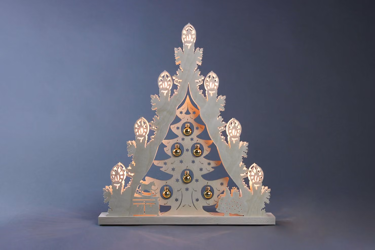 Schwibbogen con decorazioni luminose, albero con palline dorate, illuminazione elettrica. Dimensioni: 38x43x4,5 cm. Albero decorativo luminoso con palline dorate, illuminazione a LED