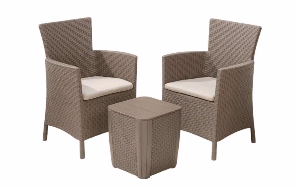 Set di mobili da balcone Keter Iowa – Cappuccino/Sabbia – 3 pezzi – 2 poltrone + 1 tavolino con vano portaoggetti – cuscini inclusi – plastica con effetto rattan intrecciato