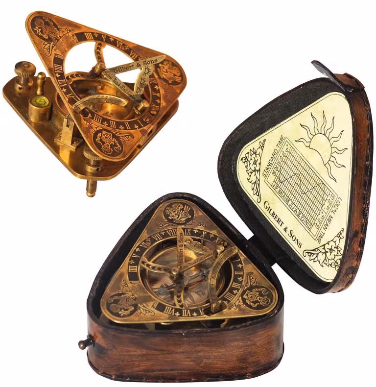 Bussola solare a forma di triangolo, in ottone, di epoca antica, realizzata a mano, con custodia in pelle