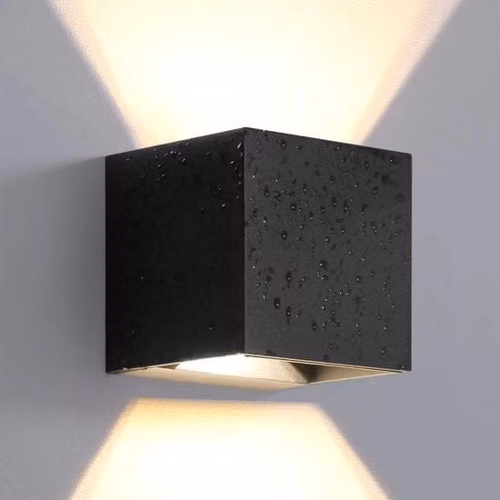Lampada da parete esterna LED moderna in alluminio nero, design quadrato con illuminazione up/down regolabile, IP65 impermeabile per giardino, luce bianco caldo 3000K