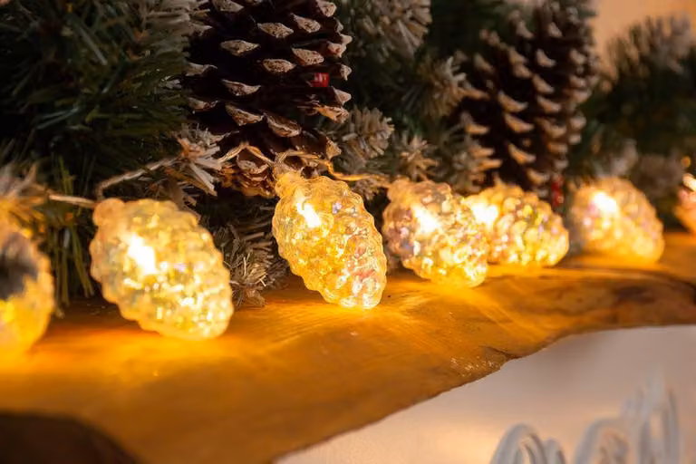 Catena luminosa MagicHome Natale Pine, 10x LED bianco caldo, con pigne, 2xAA, luce fissa, illuminazione, L-1,35 m