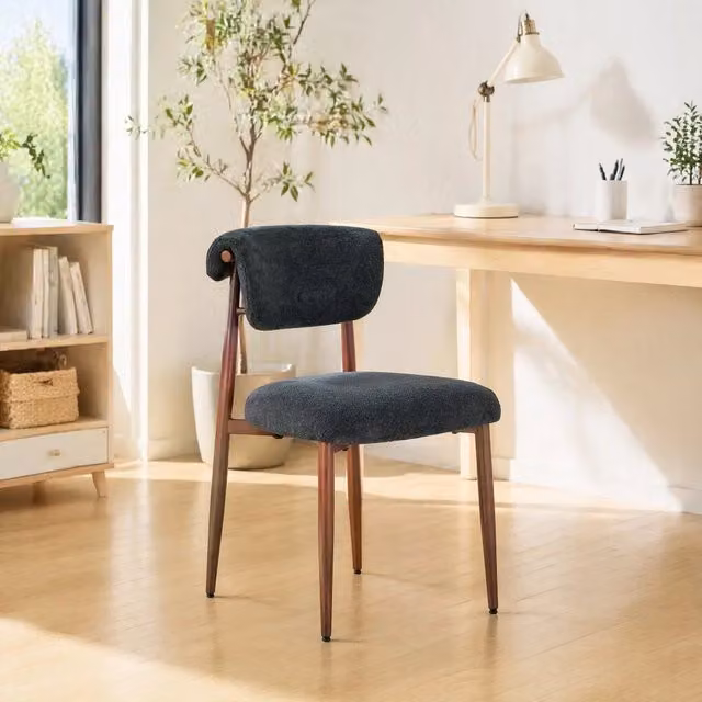 Sedia da pranzo in lino nera con seduta ampia schienale curvo imbottito e gambe in metallo 83 × 58;5 × 48 cm