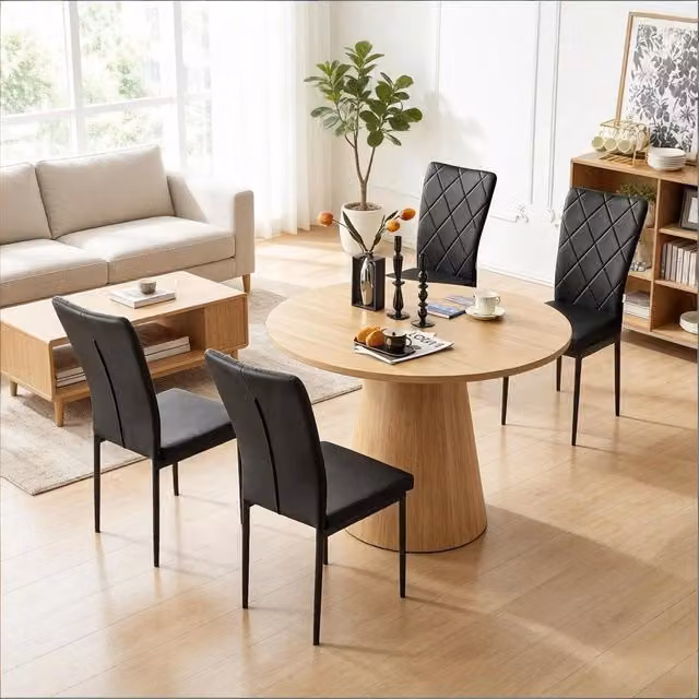 Set di 4 sedie da pranzo MIVRAY con schienale alto imbottito in similpelle nera e struttura in metallo, H 94,5 x L 42 x P 59 cm