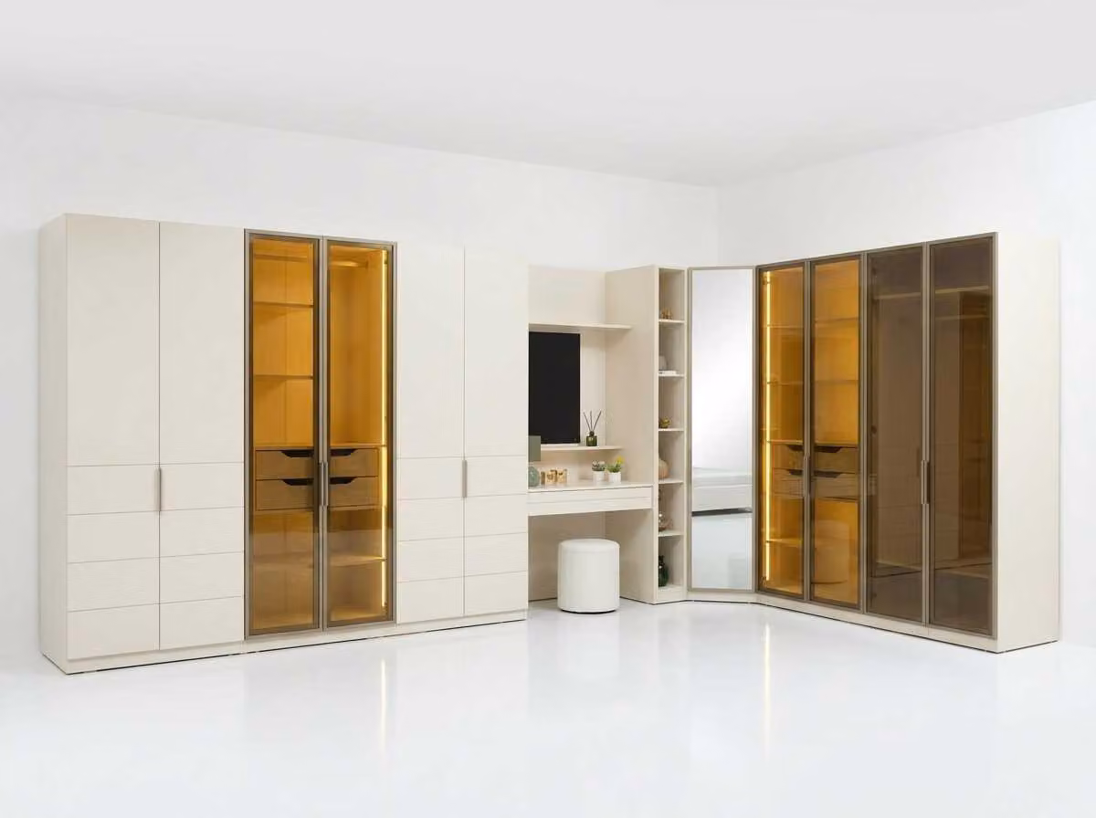 Set di armadi beige, design moderno, lussuoso, sistema di armadi ad angolo