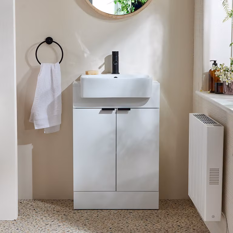 Mobile Bagno a Terra Bianco da 550mm con Lavabo e Maniglie Nere con Impugnatura a Dito - Cluo