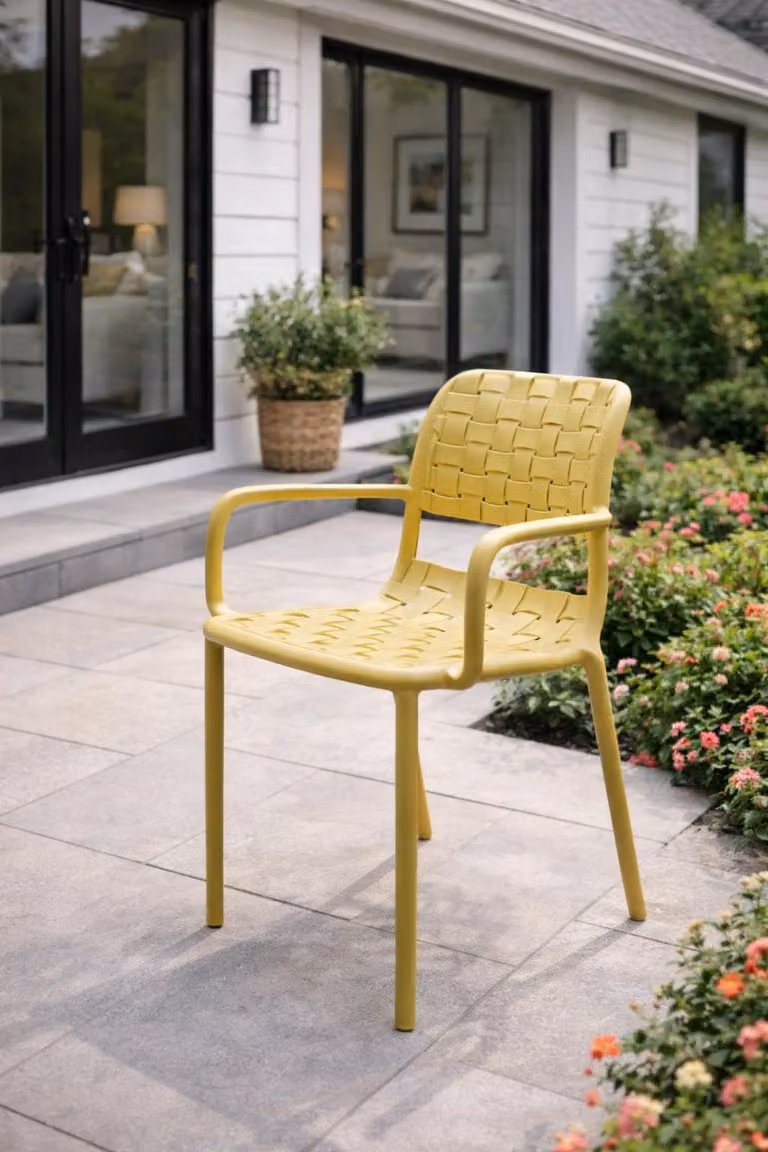 Sedia da giardino moderna, di colore giallo, con braccioli e resistente alle intemperie