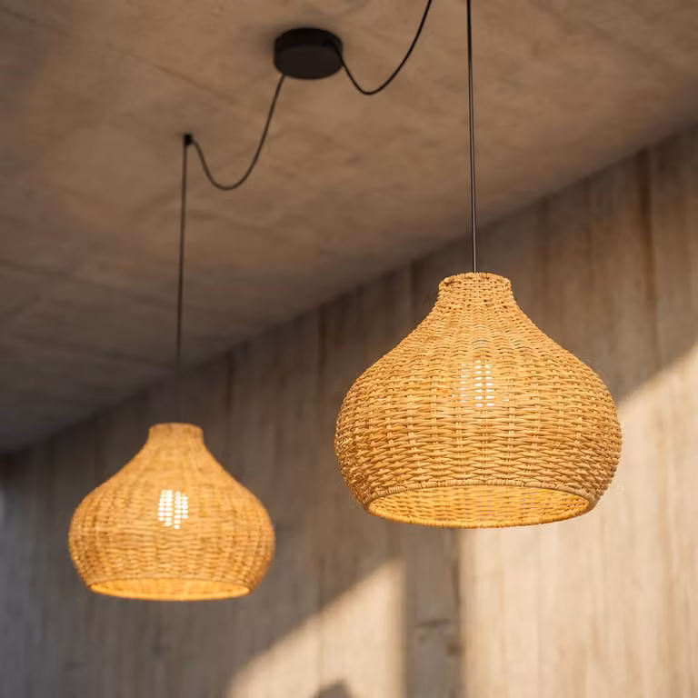 Lampada a sospensione da esterno Lucande Taniola, 2 luci, beige, rattan, IP44 Taniola Lucande, dimmerabile, Legno chiaro, Legno, Campagna / Rustiche