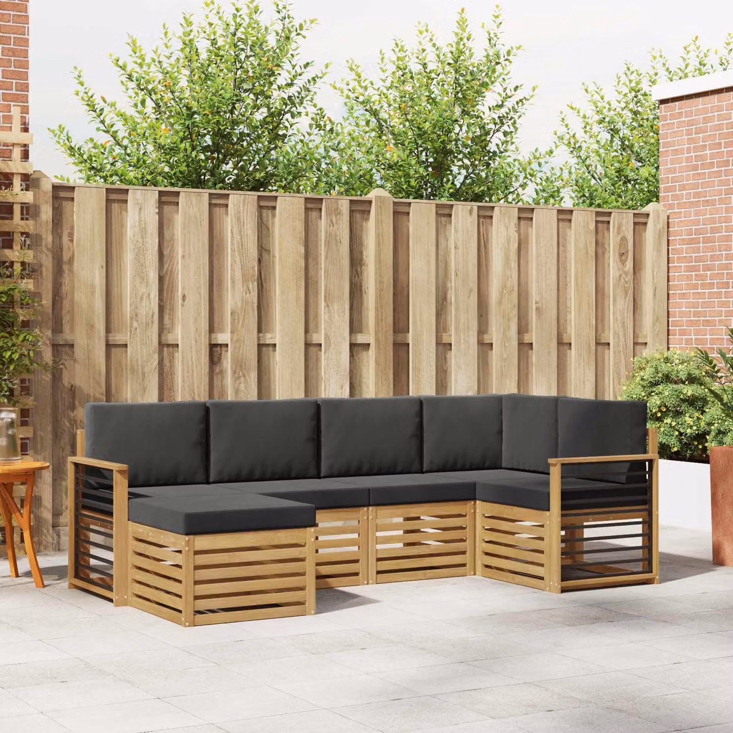 vidaXL Set di divani da esterno a forma di L composto da 6 pezzi in legno di acacia con cuscini bianchi e antracite