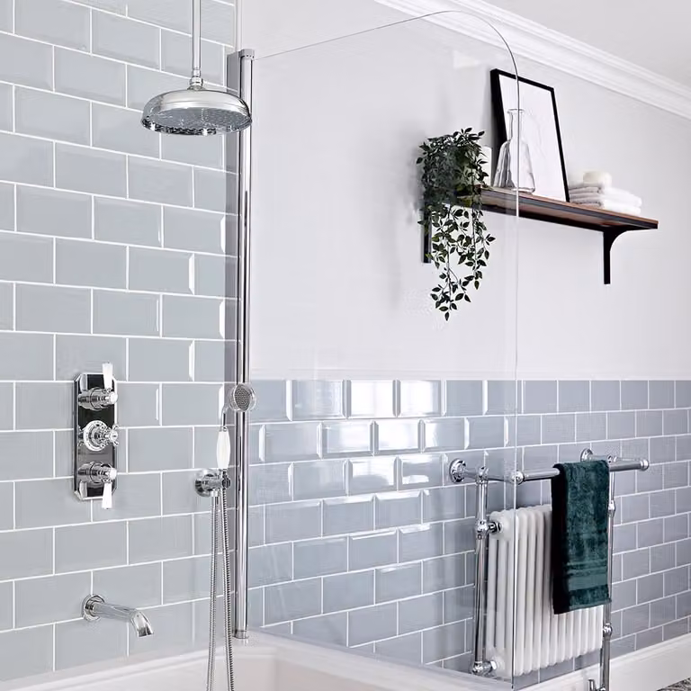 Sistema Termostatico Elizabeth HudsonReed per Doccia e Vasca con Soffione da 300mm, Erogatore, Doccetta e Braccio a Soffitto - Cromo e Bianco