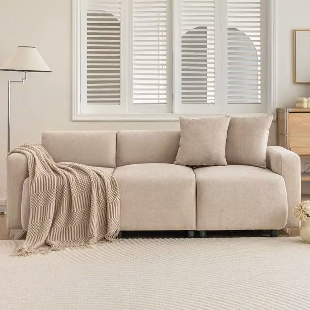 Divano beige tre posti 211 x 67 x 71 cm in ciniglia con cuscini
