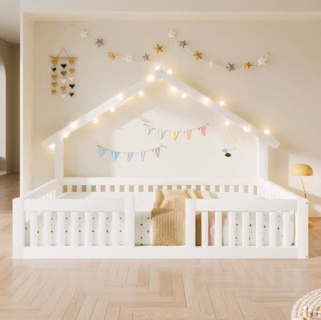 Letto a casetta ULEVR 90x200 cm con barriera anticaduta e catena luminosa LED, bianco