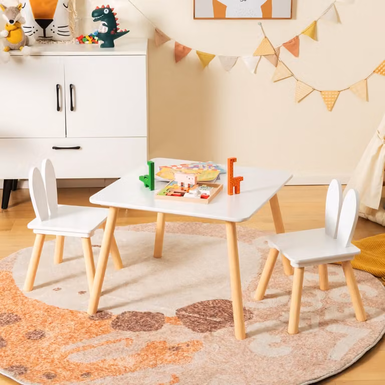 Set tavolo e 2 sedie per bambini Costway in legno massiccio bianco con design a coniglio per la cameretta
