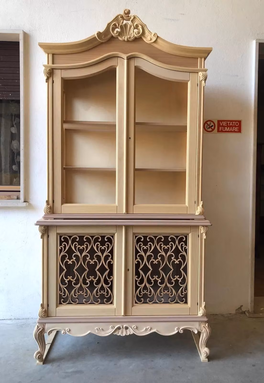Cristalliera classica in stile barocco con ante in vetro e legno grezzo inciso Mobili 2G L/P/H: 120 x 56 x 226 cm – 1