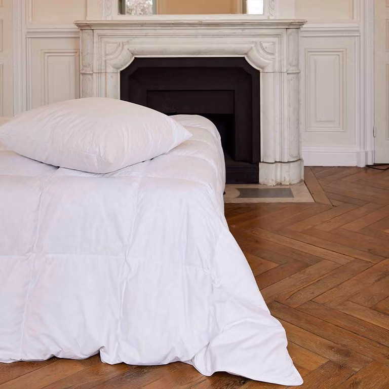 Copertura per letto Daisy, 140x200 cm, bianca, imbottitura in piume e piumino