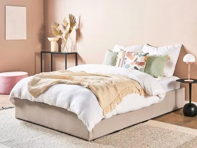 Letto matrimoniale Beliani con contenitore e doghe in legno, design moderno, rivestimento in tessuto beige marrone, L/P/H: 140 x 200 x 147 cm – 1