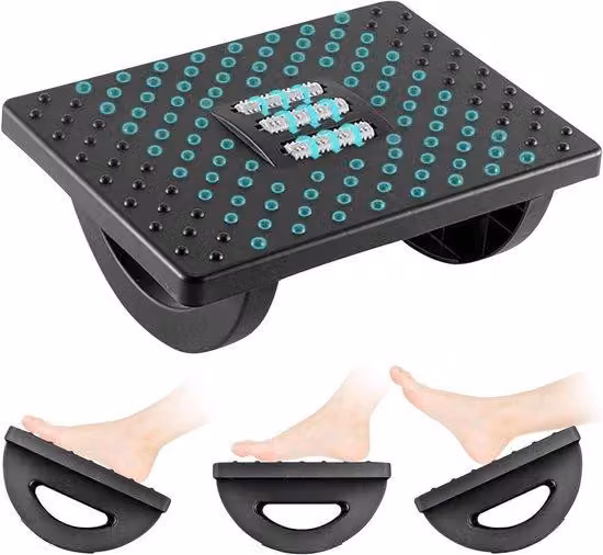 Cuscini poggiapiedi ergonomici con massaggio a rulli per una posizione ottimale dei piedi durante il lavoro.