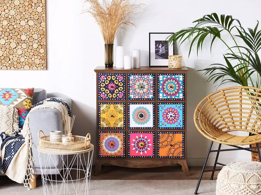 Credenza Beliani in stile Boho con decorazioni geometriche multicolore e marrone, realizzata in legno e MDF – 2