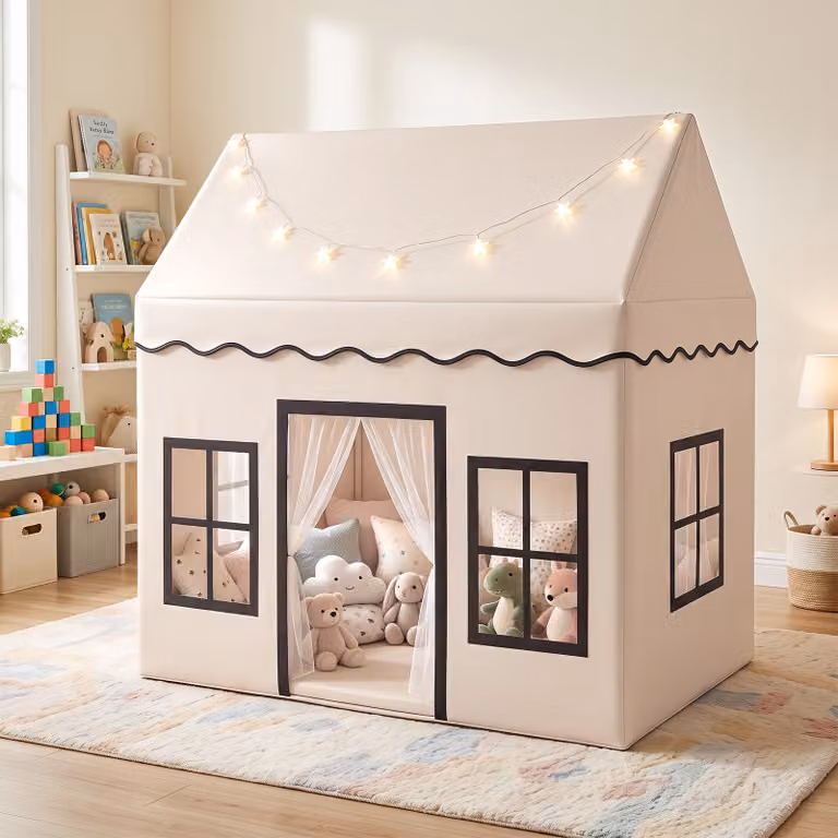 Tenda da gioco a forma di casetta Costway per bambini con recinzione, tappetino morbido e luci decorative, Beige