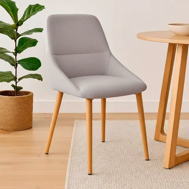 Sedia da pranzo Adney Lúzete in tessuto grigio chiaro con gambe in legno di faggio