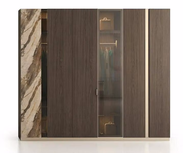 Armadio moderno in legno marrone con porta in vetro e dettagli in marmo