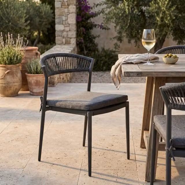 Sedia da giardino impilabile COSMA con cuscini in tessuto Textilene e struttura in alluminio verniciato a polvere, disponibile in bianco o antracite