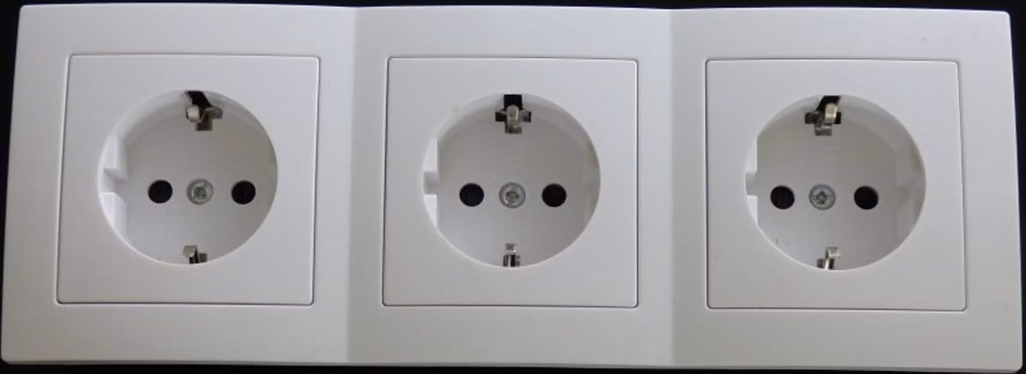 7793 Levina in plastica, 3 prese Schuko bianche, 16 ampere