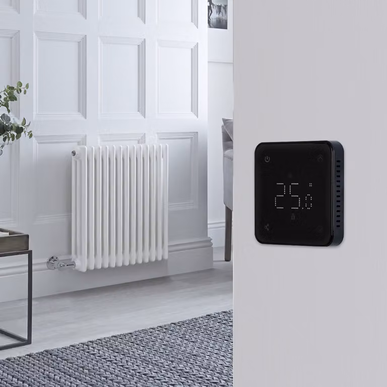 Radiatore Elettrico di Design HudsonReed Bianco con Termostato Wifi Retroilluminato Nero L: 60,5 cm, P: 10 cm, H: 60 cm