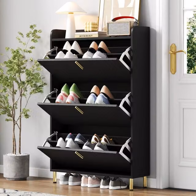 Scarpiera con 3 ante e ripiani regolabili in MDF nero opaco con divisorio superiore da 8 cm e base dorata