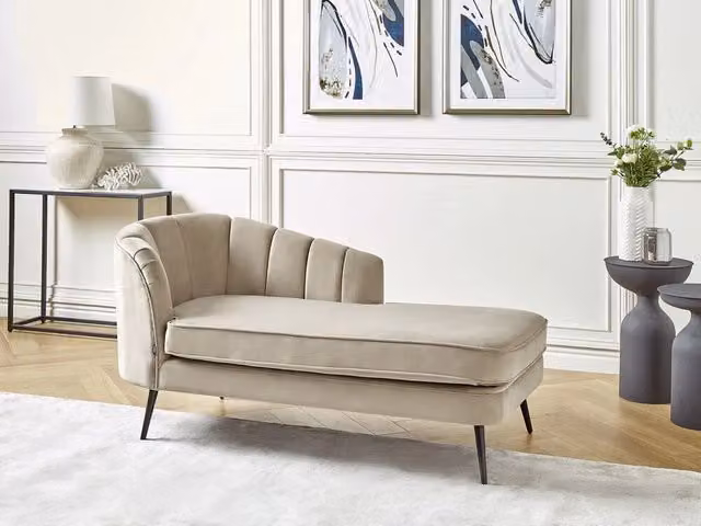 Chaise longue BELIANI in velluto beige con gambe in metallo nero, versione sinistra, L: 150 cm, P: 76 cm, H: 75 cm