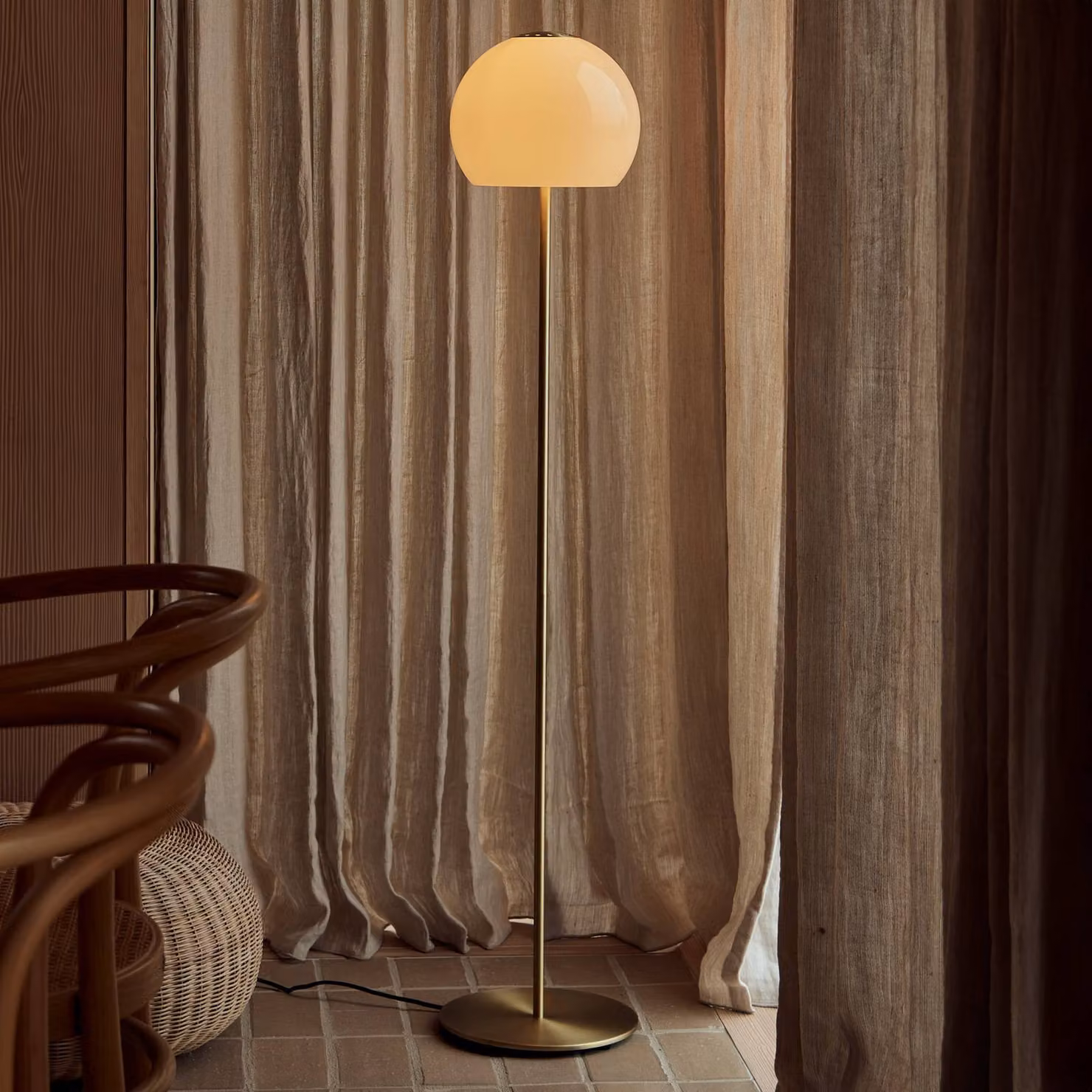FRANDSEN Lampada da terra Ball Glass, Crema / Ambra, Soggiorno / Sala da pranzo, Vetro, Design, Lampada da terra