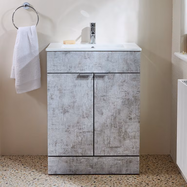 Mobile Bagno a Terra Grigio Cemento da 610mm con Lavabo e Maniglie con Impugnatura a Dito Cromate - Cluo