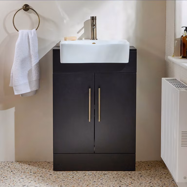 Mobile Bagno a Terra Grigio Nero da 550mm con Lavabo e Maniglie con Barra a T in Ottone Spazzolato - Cluo