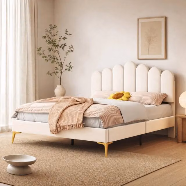 Letto matrimoniale imbottito beige 140x200 cm con testiera regolabile e rete a doghe