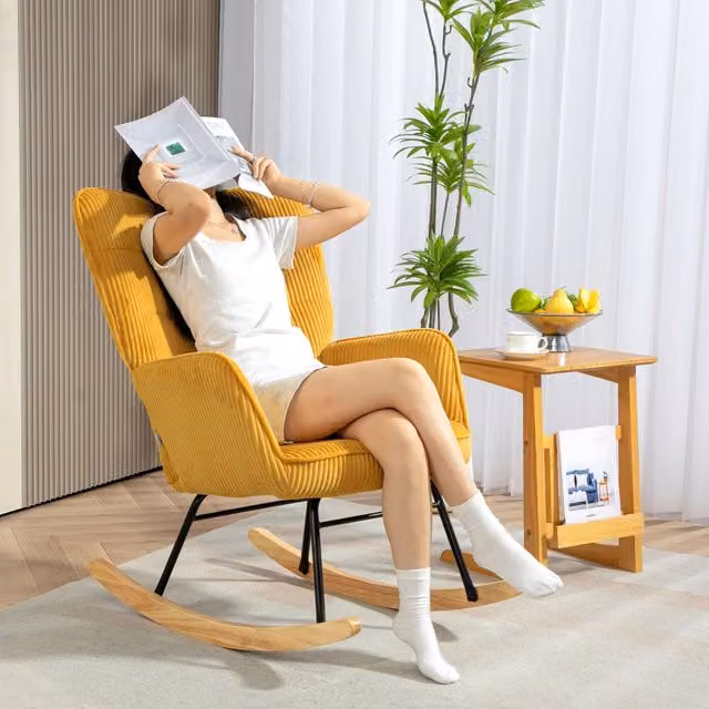 Poltrona a dondolo OKWISH in velluto a coste giallo con struttura in metallo e legno di faggio, schienale alto e braccioli, L: 71 cm, P: 101 cm, H: 98 cm – 1