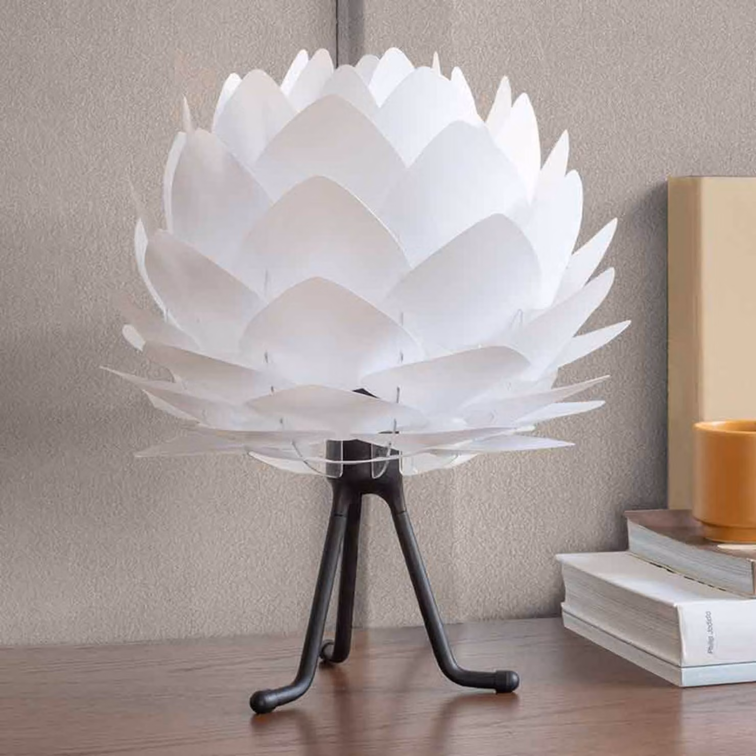 UMAGE Lampada da tavolo di design Silvia Mini, Bianco / Opale, Soggiorno / Sala da pranzo, Plastica, Design, Lampada da tavolo