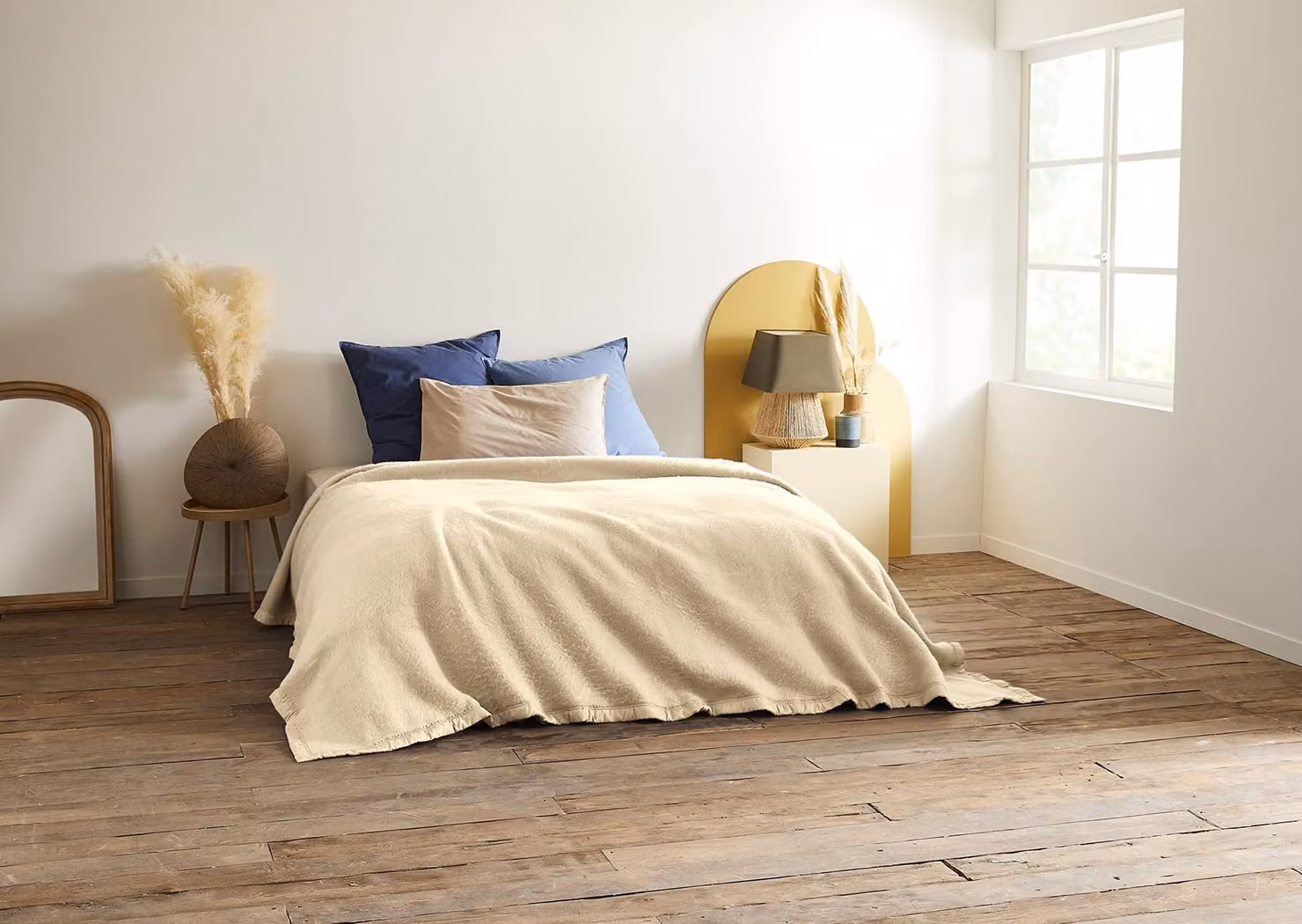 Coperta, color crema, 220 x 240 cm, composizione: 90%.poliacrilico, 5% cotone, 5% poliestere