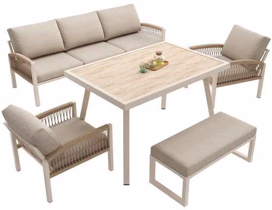 Panchina da giardino intrecciata con tavolino in legno e imbottitura beige