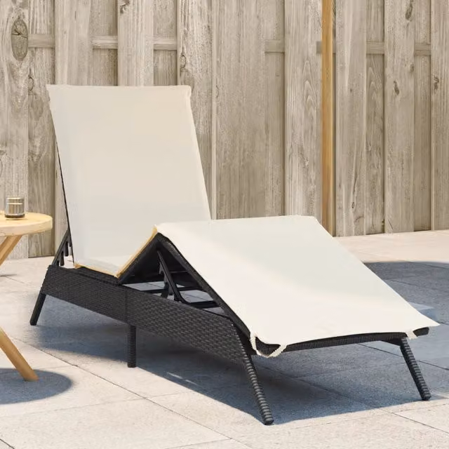 Lettino prendisole vidaXL in polyrattan con cuscino bianco e nero, poggiatesta regolabile e tessuto resistente alle intemperie, L/P/H: 200 x 76 x 59 cm