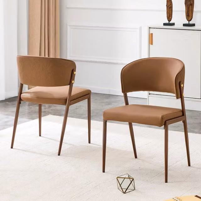 Set di 2 sedie da pranzo Minimal design moderno, rivestimento in ecopelle marrone e gambe in metallo, ideali per cucina e soggiorno