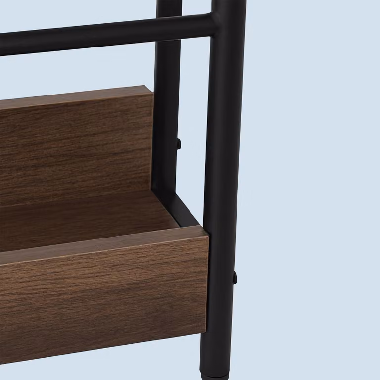 Tavolino laterale con porte USB e presa di corrente